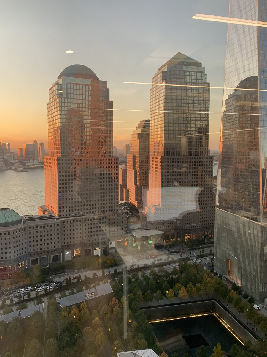 Cold evenings and stunning sunsets. Autumn is defo my fave! #officeviews #worldtradecenter 🍂 🍁