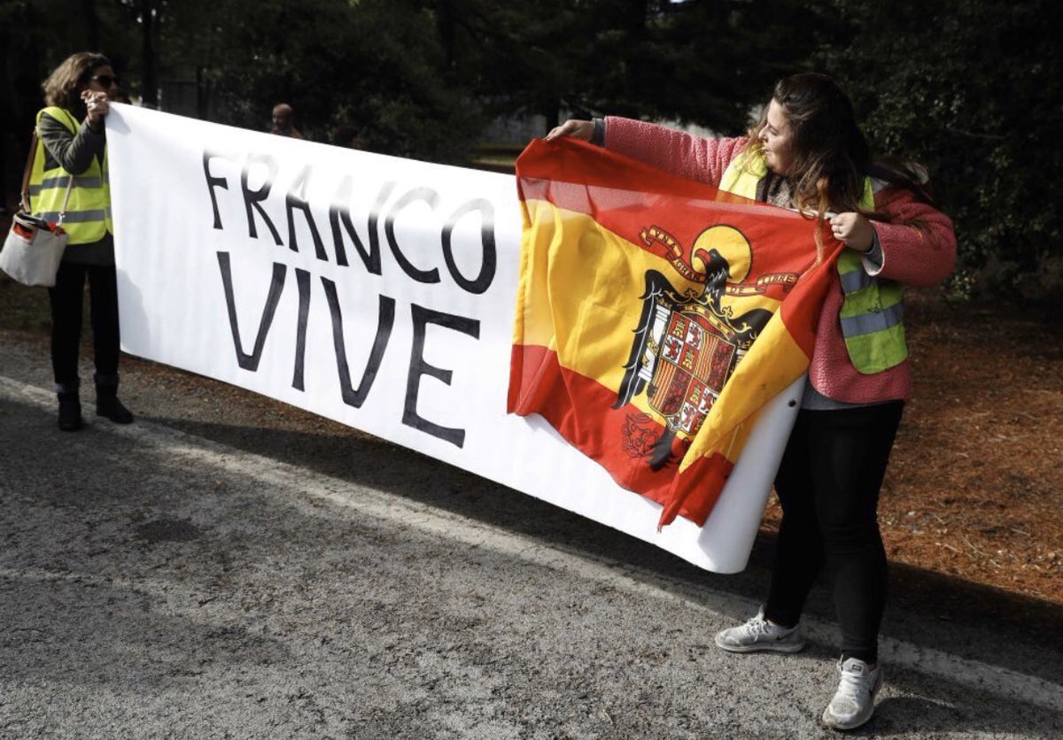fgarriga's tweet image. Avui que veiem gent cantant el “Cara al Sol”, cridant “Viva Franco” i demés porqueria feixista en un acte que promou el govern, està bé recordar que a les últimes finals de Copa estava PROHIBIT portar una samarreta groga. I que la policia intervenia per evitar-ho.