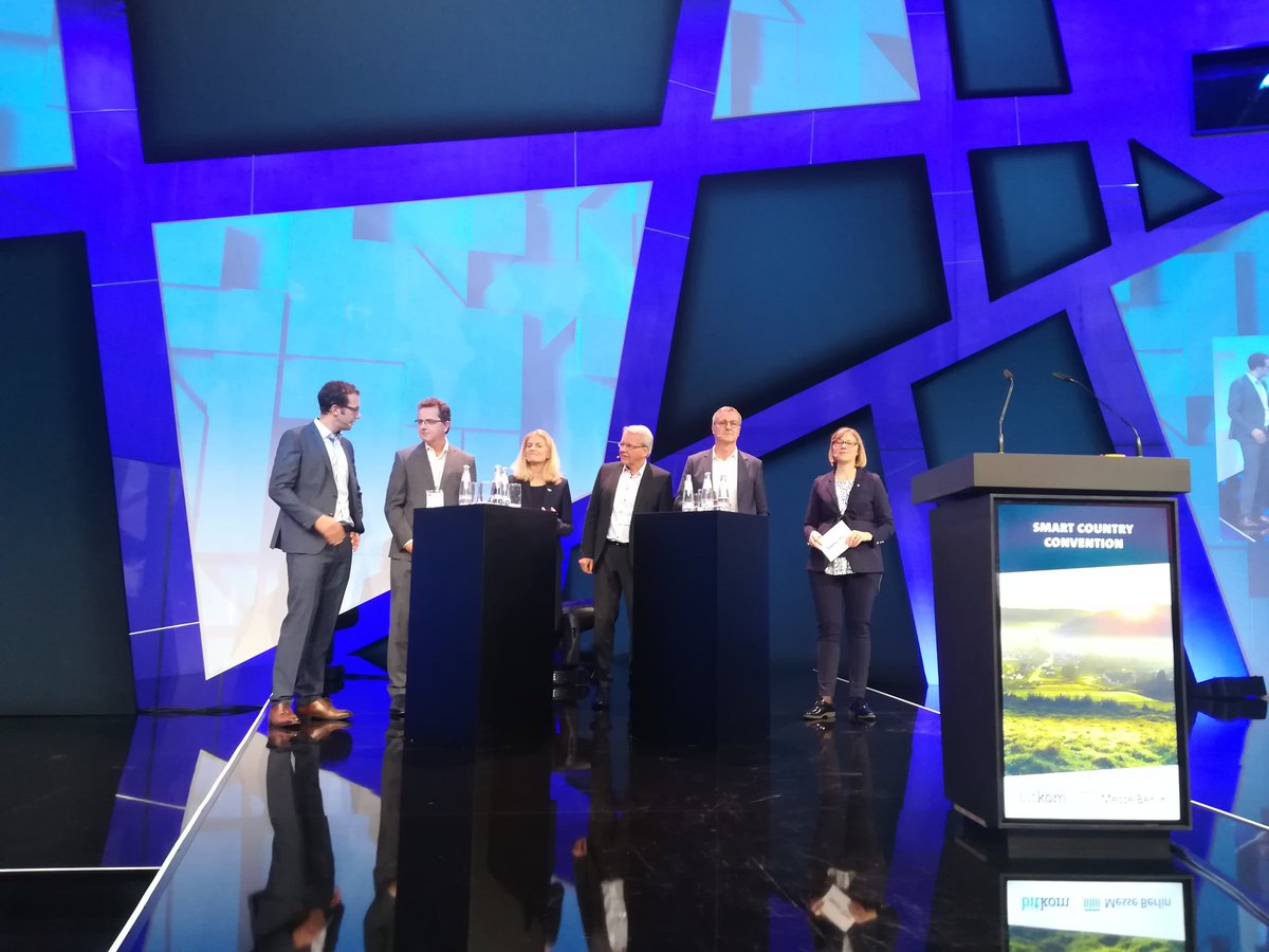 DaEinHaus's tweet photo. #SCCON19 #OZG - wo stehen wir? Es diskutieren v. l. n. r.: Gehrt (#BehördenSpiegel), Röhl (#Dataport), Aschenbrenner (#AKDB), Hauber (#Databund), Bürger (#BMI), Dr. Proll (Behörden Spiegel). https://t.co/pZOwnzBjpH