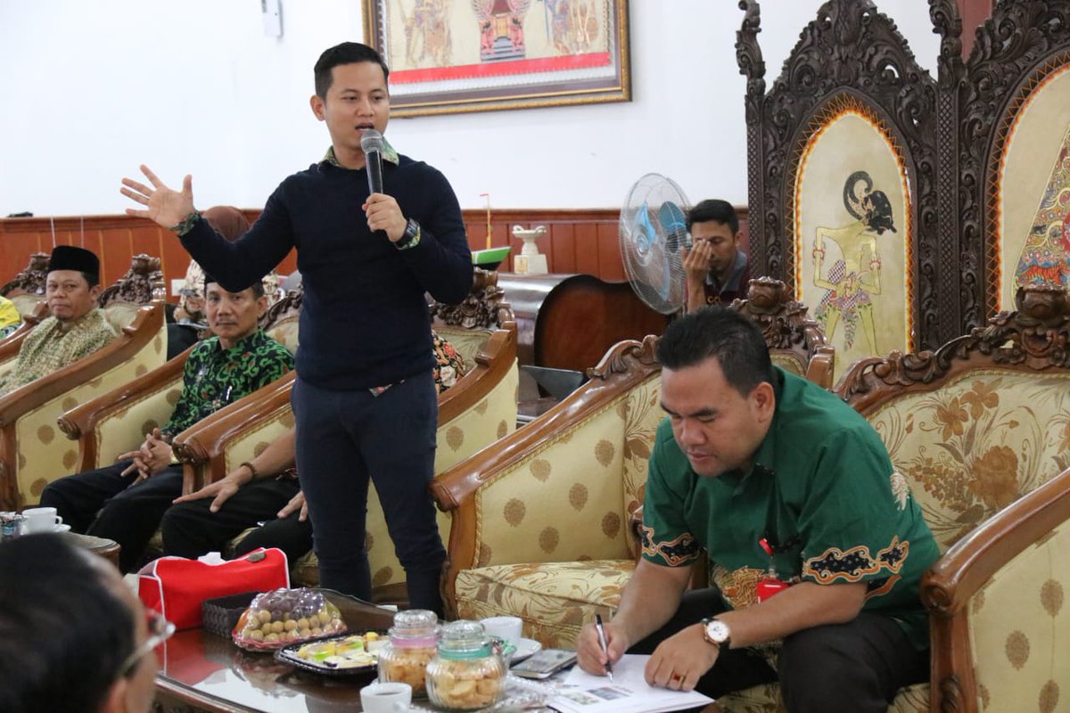 Hari ini kita belajar ke Kab Trenggalek, Jatim.
Di Kabupaten yang pernah dipimpin Mas <a href="/EmilDardak/">Emil E Dardak</a> (sekarang Wagub Jatim), &amp; kini dilanjutkan Mas Nur Arifin <a href="/avinML/">backup account</a> (Bupati termuda) ini, punya program andalan bernama GERTAK (Gerakan Tengok Bawah Masalah Kemiskinan dan Kerentanan)