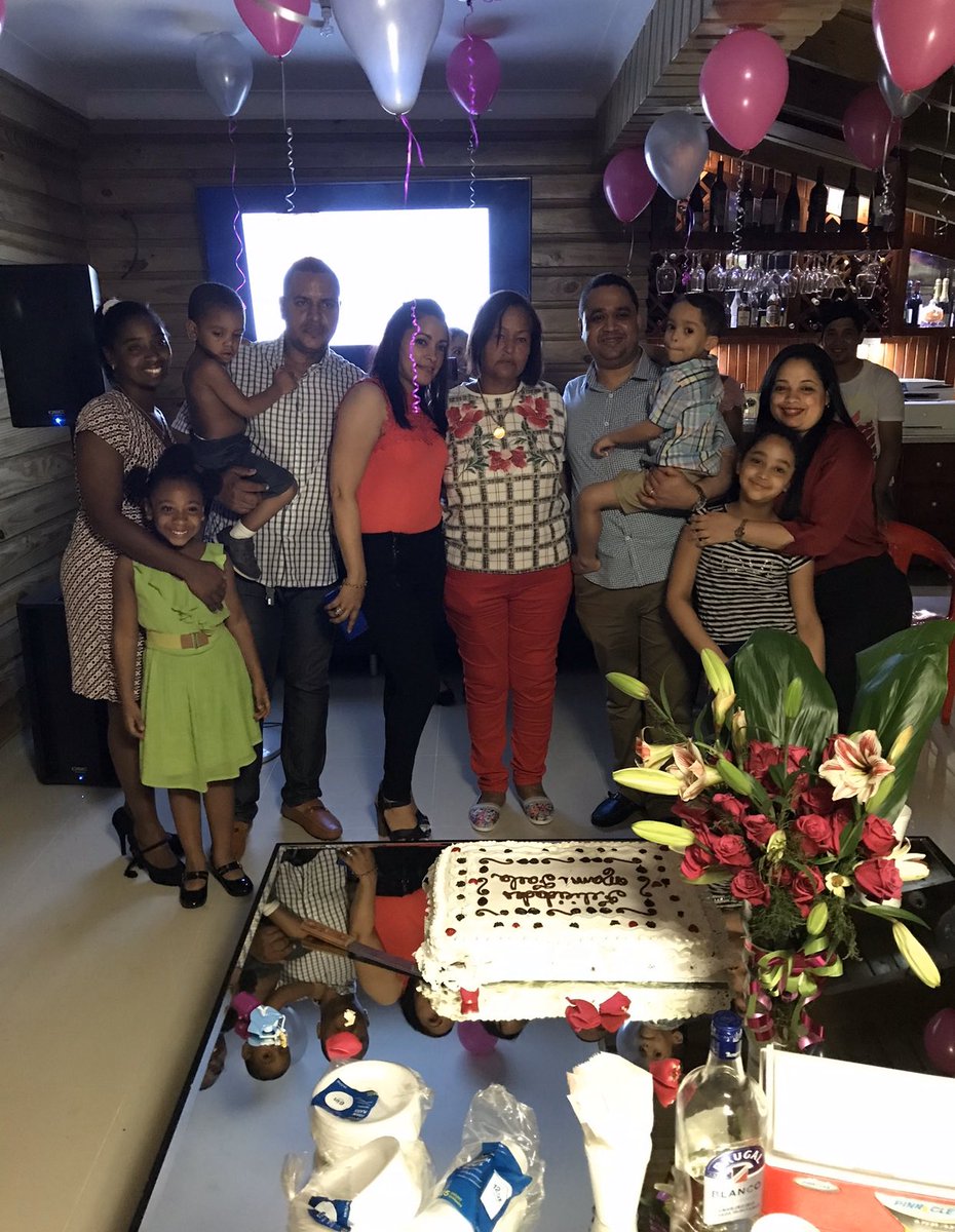 ferreras_carlos's tweet photo. Hoy esta de cumpleaños uno de los seres más importantes de vida, mi madre #RafaelaCastroRamirez Felicidades 🎊🎈🎉🍾 que el señor todo poderoso continue dándote mucha salud y vida. Gracias por todo, madre querida. #CarlosFerreras @FerrerasOficial https://t.co/Pmb4310Xb7