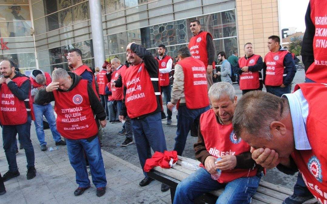 EmekHdk's tweet photo. #Perşembe
Gasp edilen ücretleri icin Eskişehir'den Ankara'ya yürümek isteyen @BirlesikMetal üyesi işçilere polis biber gazı ve joplarla saldırdı. Birleşik Metal-İş Genel Başkanı Adnan Serdaroğlu ve çok sayıda işçi yaralanarak hastaneye kaldırıldı. 

Direnen İşçiler Asla Yenilmez! https://t.co/MObYv43INw