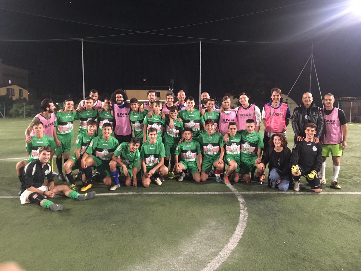 zeninsieme's tweet photo. La squadra Allievi del #Palermocalciopopolare #calciandoinrete ha incontrato ieri una compagine di soci e operatori del progetto nell'ambito della campagna #illuminiamoilfuturo  di @SaveChildrenIT 

#ItaliavietataAiminori https://t.co/lSSIU7Uton