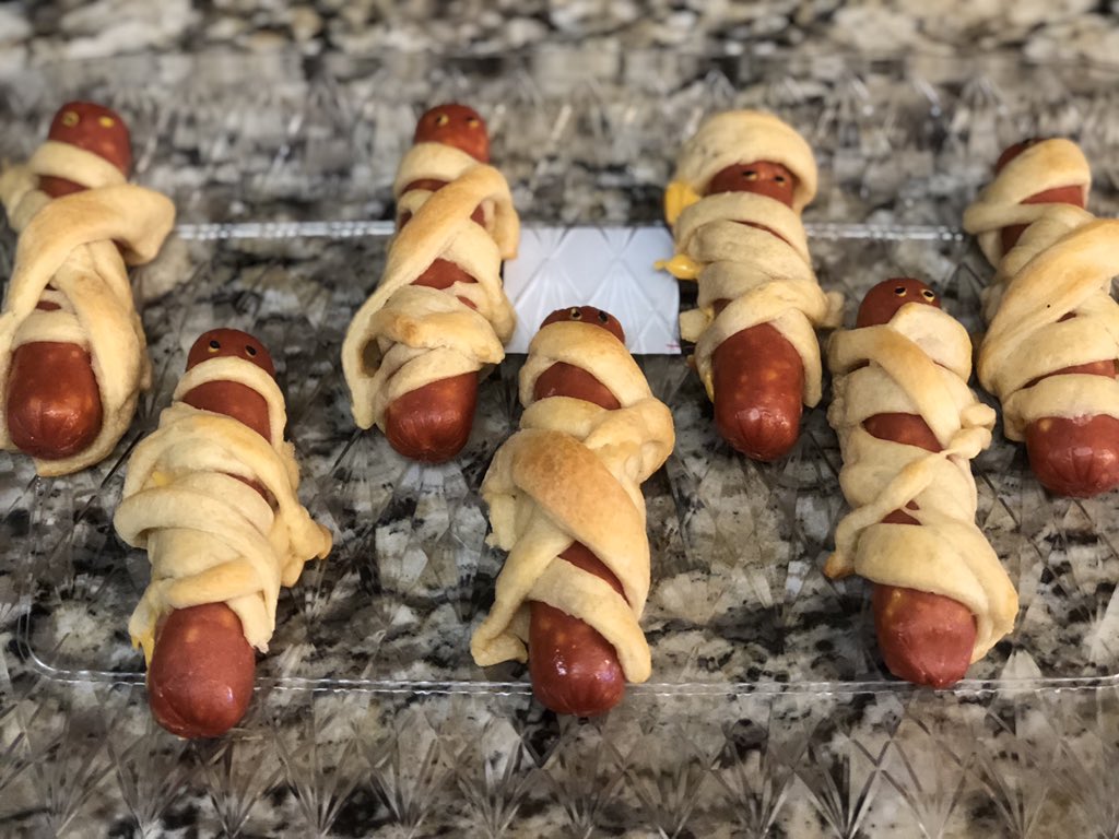 jlock254's tweet photo. Mummy dogs, dirt pudding cups and Caramel apples 🍏. The joys of motherhood when your child is still small. Enjoying and embracing every moment I get to spend with her. https://t.co/AI7Hv9R686