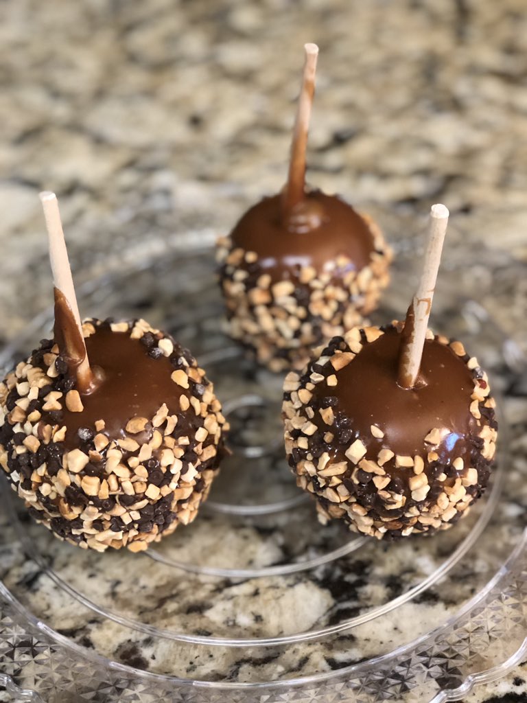 jlock254's tweet photo. Mummy dogs, dirt pudding cups and Caramel apples 🍏. The joys of motherhood when your child is still small. Enjoying and embracing every moment I get to spend with her. https://t.co/AI7Hv9R686