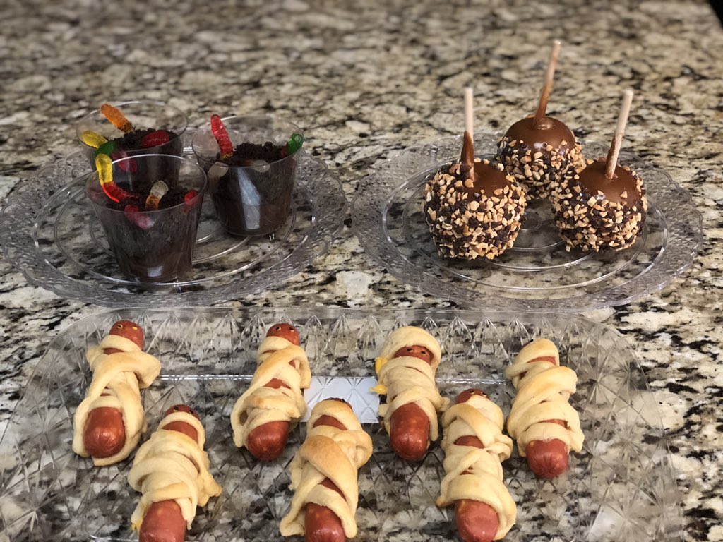 Mummy dogs, dirt pudding cups and Caramel apples 🍏. The joys of motherhood when your child is still small. Enjoying and embracing every moment I get to spend with her.