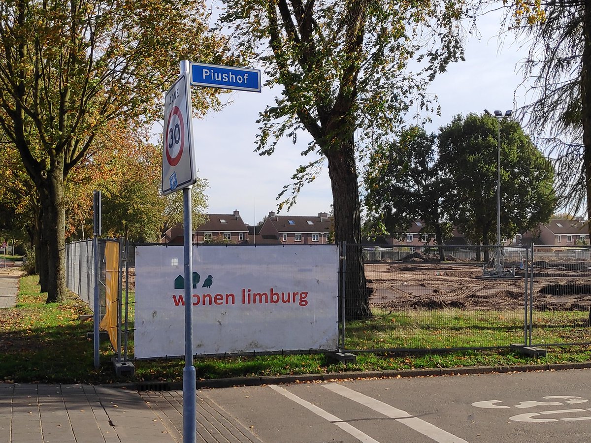 Eerste woning staat op de nieuwe Piushof Panningen. Bouwen aan een #welkomthuis voor huurders <a href="/WLpanningen/">Wonen Limburg</a> en Wonen Limburg Accent. <a href="/gempeelenmaas/">gemeente peelenmaas</a> <a href="/JongenBouw/">Jongen</a>