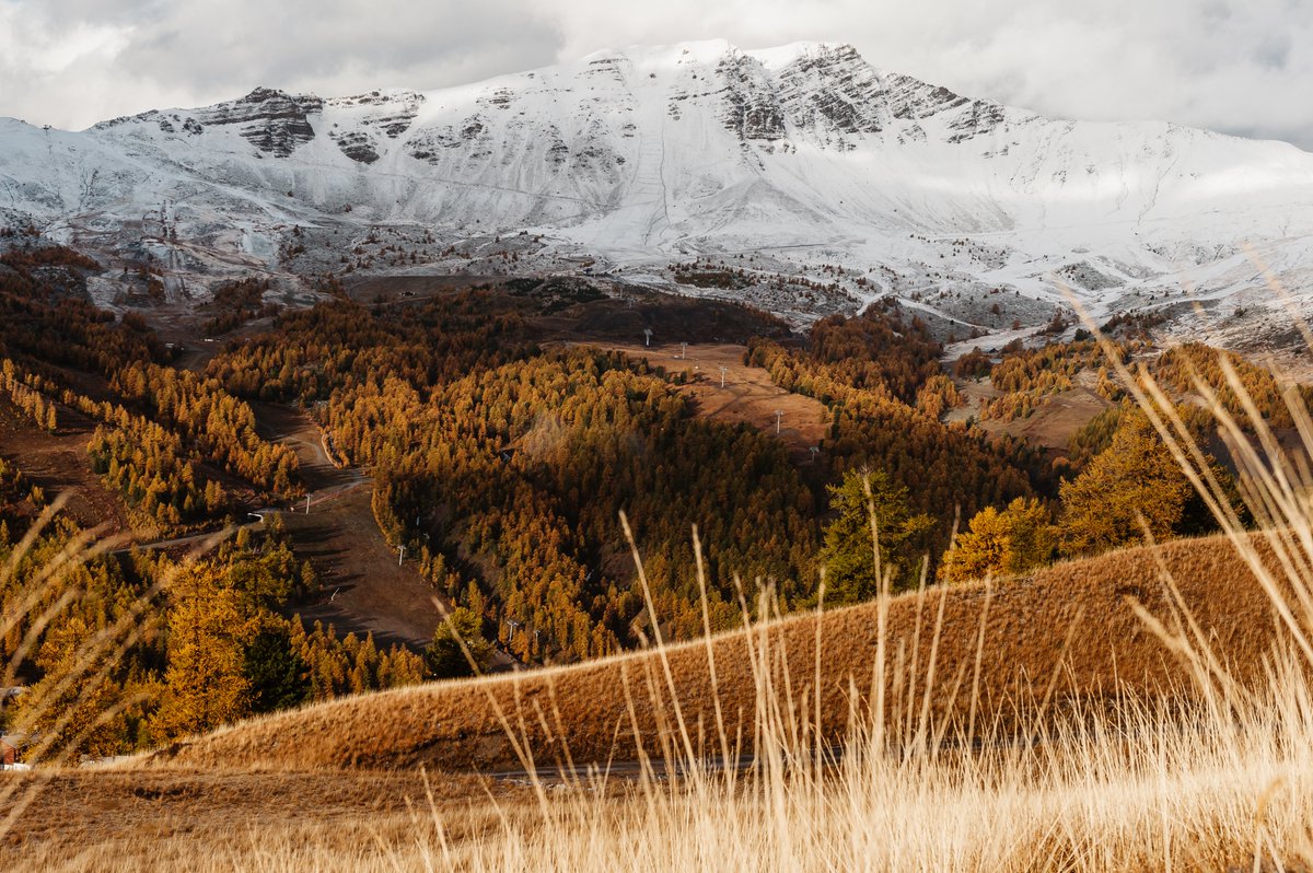 🔴 Magnifique saupoudrage sur les sommets ce matin... 😍❄🏔🍂💕 #FouDeVars #MyHautesAlpes