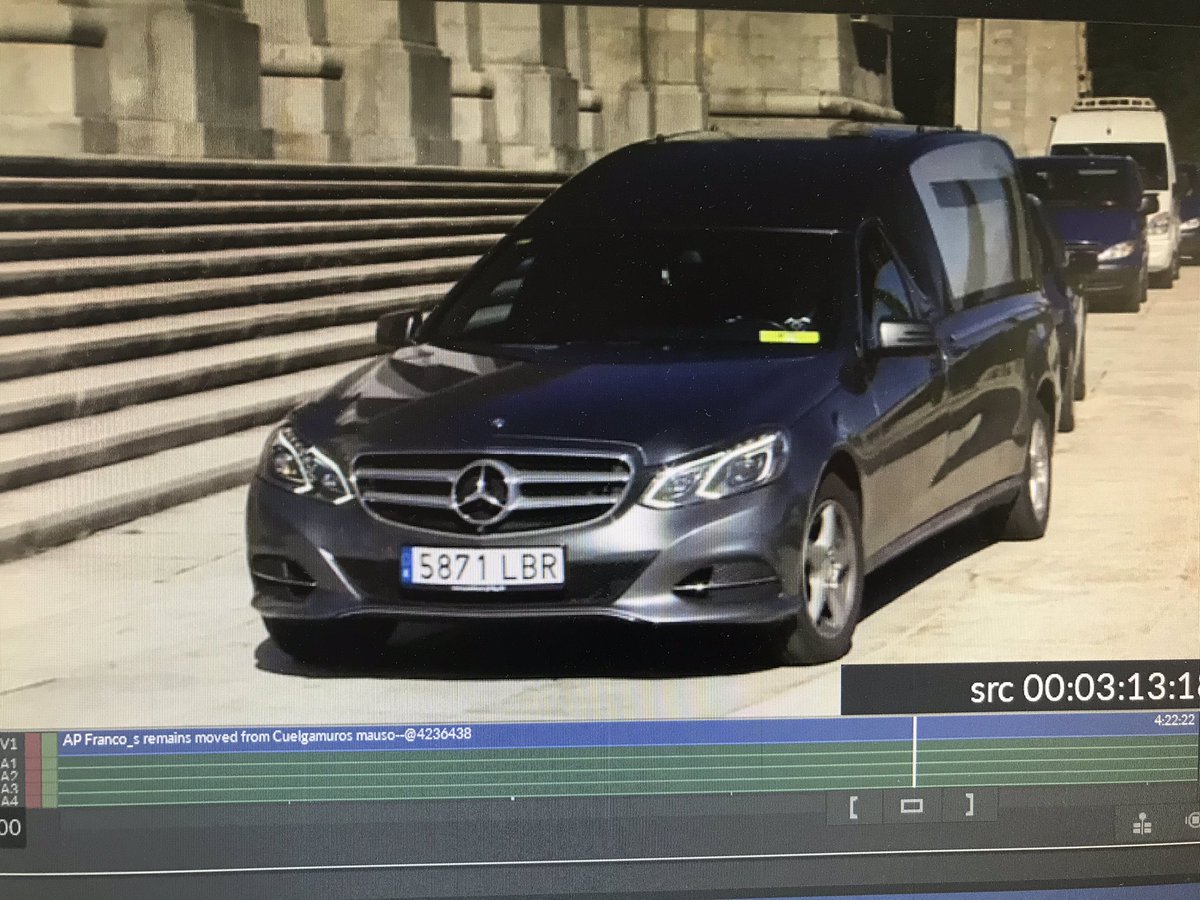 Product placement? 🤭😉 die sterblichen Überreste von #Franco werden in einem Leichenwagen von <a href="/MercedesBenz_DE/">Mercedes-Benz Deutschland</a> wegbewegt...