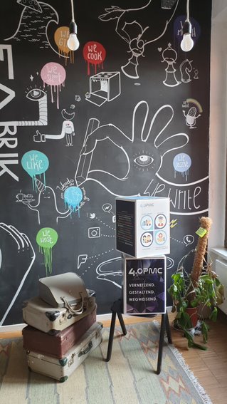 Und noch ein Bild mit unseren tollen Hockern das uns aus Berlin erreicht hat! Passen gut zur Inneneinrichtung finden wir.

Die Gewinner des Wettbewerbes werden bald bekannt gegeben.

Schaut auf unserer Seite vorbei und bleibt immer UpToDate:
linkedin.com/posts/admin-4o…