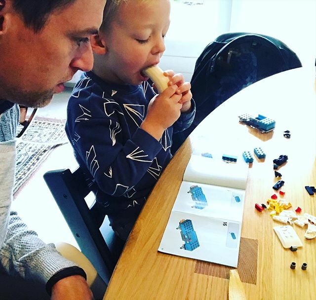 James die na een ingreep aan z’n tanden nog groggy van de narcose het liefst een banaan eet en een monstertruck maakt van lego. Heerlijk 😍#centrumbijzonderetandheelkunde #kaaskiezen #vullenvullenenvullen #lego ift.tt/2MIpX6H