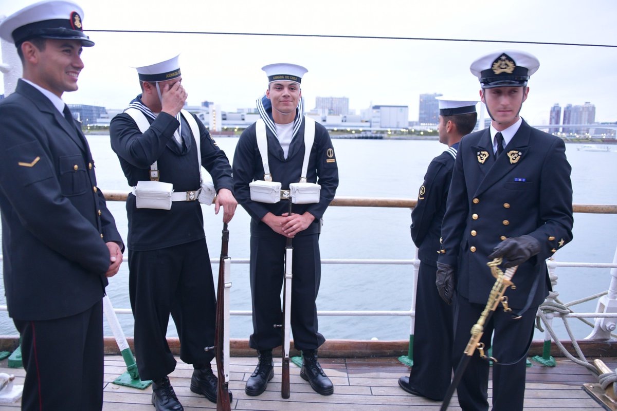 ট ইট র ユキカゼ 生演奏 生歌を響かせながら入港してきたチリ海軍 エスメラルダ チリ軍の軍服がめちゃくちゃかっこいい ブリッジで陸海空軍3軍揃ってるのが本当に良いし 儀仗用の小銃とサーベルも素敵 ট ইট র ユキカゼ 生演奏 生歌を響かせながら入港してきたチリ海軍 エスメラルダ チリ軍の軍服がめちゃくちゃかっこいい ブリッジで陸海空軍3軍揃ってるのが本当に良いし 儀仗用の小銃とサーベルも素敵