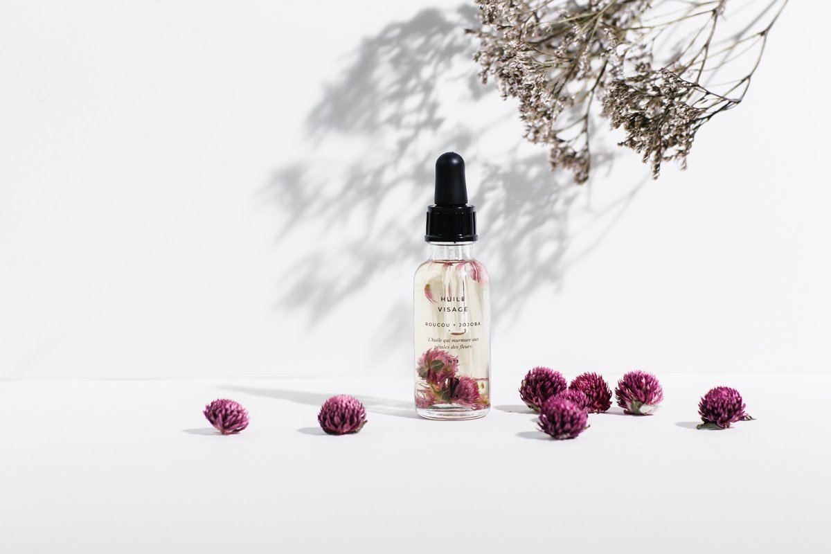 Notre Huile éclat visage Roucou + Jojoba est de retour ! Sa particularité ? Sa formule 100% naturelle et à base de 4 huiles sèches (Roucou, Jojoba, Bourrache et Tournesol) convient à tous les types de peaux, mêmes les mixtes à grasses. Elle laisse une peau nourrie et éclatante ❤️