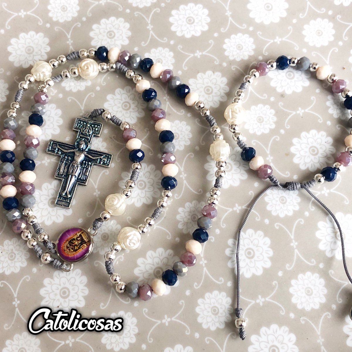 catolicosas's tweet photo. Mes de octubre...aquí tu rosario y denario. https://t.co/61DqtizbYQ