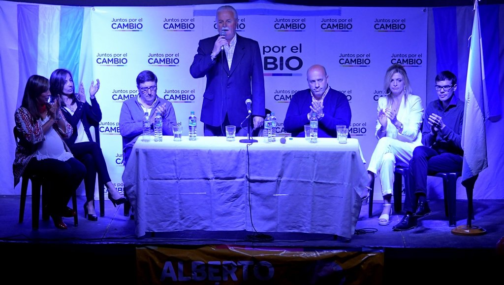 AndresDeLeo's tweet photo. Cierre de campaña en #CoronelSuárez acompañando a @AlbertodeSuarez candidato a Intendente de #JuntosPorElCambio. 

 #SiSePuede #VidalGobernadora https://t.co/02weUbopCN