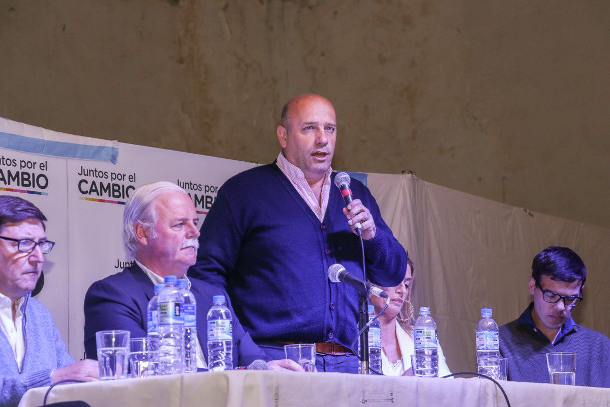 AndresDeLeo's tweet photo. Cierre de campaña en #CoronelSuárez acompañando a @AlbertodeSuarez candidato a Intendente de #JuntosPorElCambio. 

 #SiSePuede #VidalGobernadora https://t.co/02weUbopCN