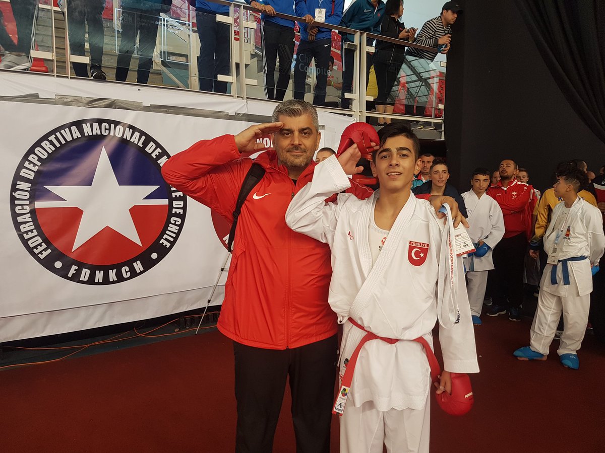 Ümit erkekler kumite 63 kilo yarı finalinde Danimarkalı rakibi Hallermund Von Platen'i son 30 saniyede aldığı puanlarla 4-0 mağlup eden Ömer Faruk Yürür finale yükseldi. Yürür maç sonrası hocası İbrahim Ercin ile birlikte asker selamı verdi. #KarateSantiago2019