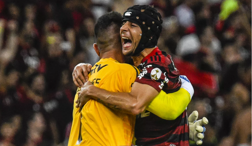geglobo's tweet photo. Rafinha revela ajuda de David Luiz para conseguir capacete antes do Flamengo x Grêmio: "Deu tempo" https://t.co/H6qYflw1Fv https://t.co/D5kyhKkpvq