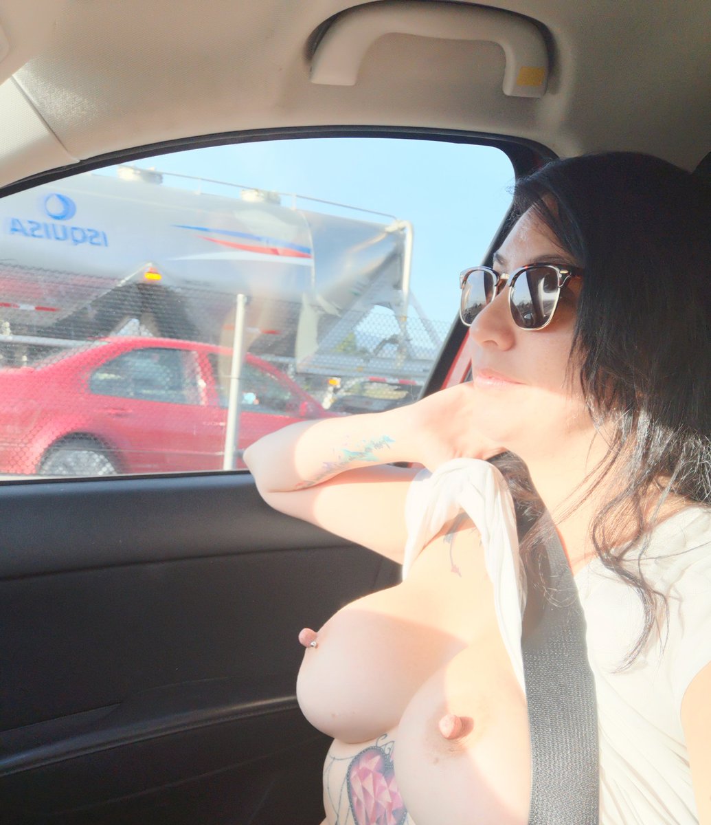 Maria_Webcam's tweet photo. De camino hacia Oaxaca y aprovechando el tráfico en la caseta 😈😈😈

#Exhibit #exhibition #sexywife #MILF #HotwifeMexicana #mariawebcam #camgirl #RT #swingers #sexy https://t.co/LGWCIBYeuO