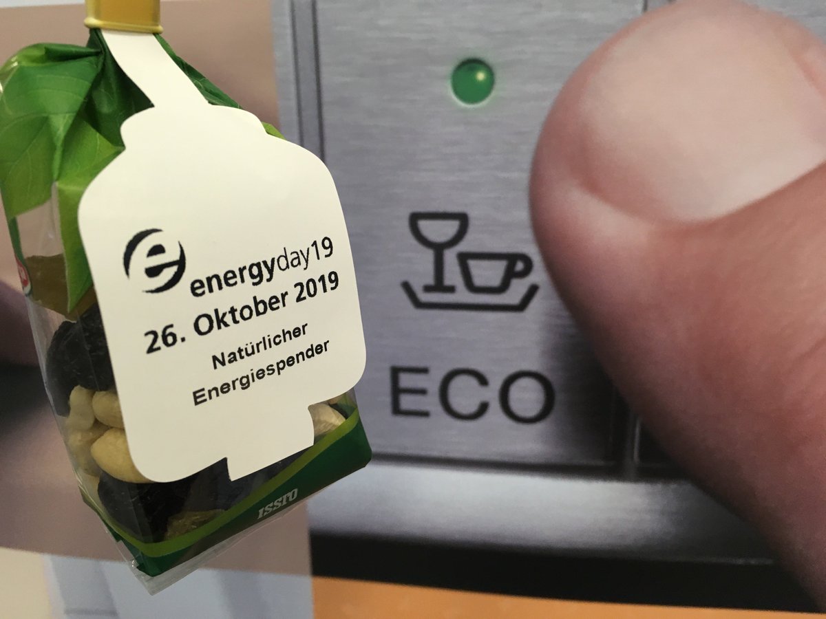 Umwelt_Arena's tweet photo. Aufladegerät ausziehen? Eco-Programm wählen? In Ihrem Finger liegt die Zukunft! Das Motto des @energyday_ch mit @EnergieSchweiz mit vielen Aktionen und Veranstaltungen. Hören Sie dazu die grüne Minute auf @_radio1 mit @Energie360AG  #energyday 
https://t.co/ck7ldqmU8Q https://t.co/wpDZjHQ2Jl