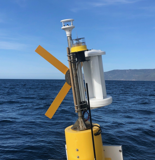 LeTurbines's tweet photo. Here our Vertical Axis Wind Turbine, the LE-v50, is powering a wave monitoring buoy for @XylemInc. Chosen for its small horizontal footprint it helps out in winter when there are only 4-5 usable sunlight hours per day so the solar can't deliver the required power #renewableenergy https://t.co/4hCqVcfMQo