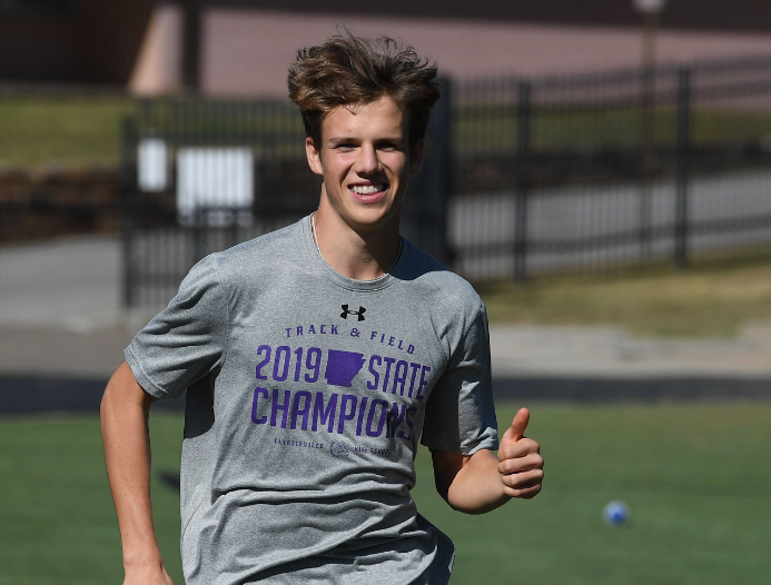 nwademgaz's tweet photo. After the disappointment of being dropped from the varsity for the state meet last fall, @FayBulldogs senior Gabe Craig got busy through the summer and into his senior season, where he's now one of the top cross country runners for the Bulldogs.
https://t.co/GJdzY74Sck https://t.co/YmBWK31j0J
