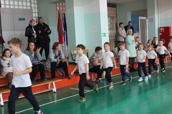 открытие спортивного праздника "Веселые старты" среди учащихся 1 классов