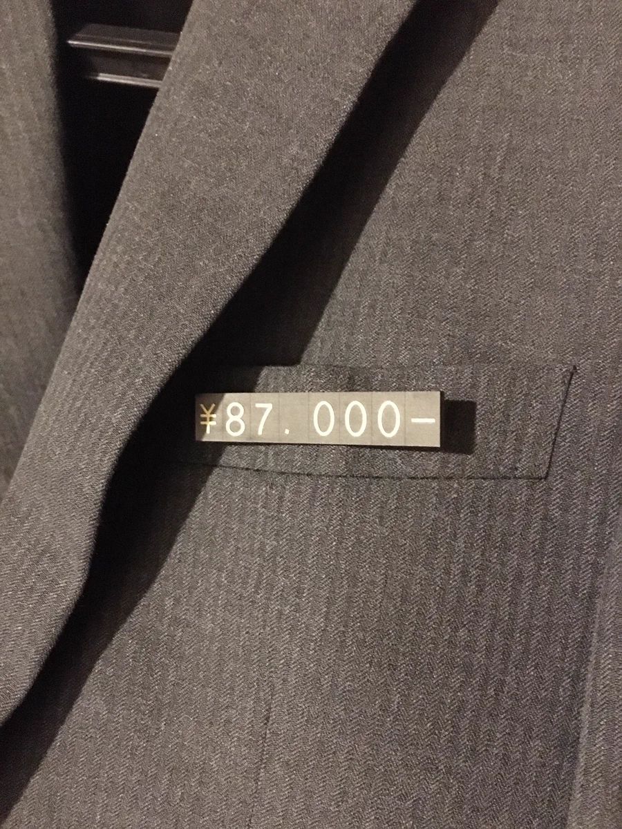 スーツに値札がついてるかと思いきや？ブローチだったwww