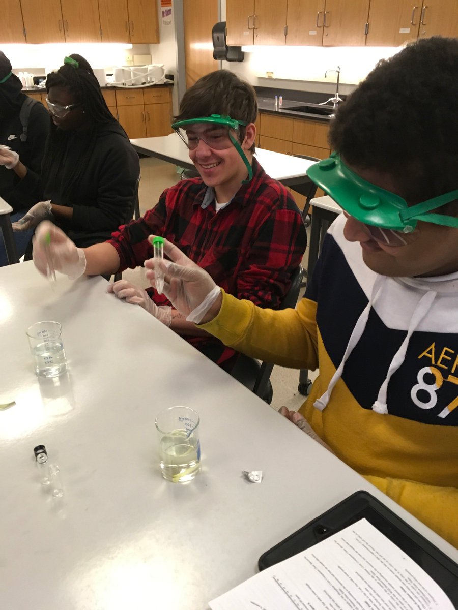 mr_warne's tweet photo. Environmental Science students testing the water quality of the Merrimack River #massSTEMweek @WhittierTechHS @KAFay9 https://t.co/OchHUgLKSc