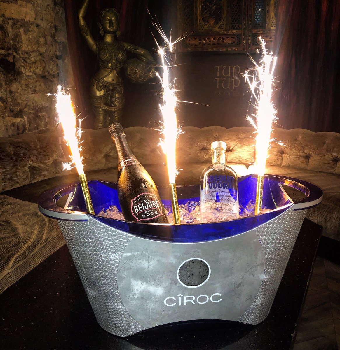 ElectricDreamsN's tweet photo. ELECTRIC DREAMS // VIP COMPETITION ⚡️

-10x FREE ENTRIES💸
-1x TABLE 👑 
-1x BOTTLE OF ABSOLUT 💎 
-1xBOTTLE OF LUC BELAIRE ROSE🍾
-UNLIMITED MIXERS🍹

RETWEET &amp; MUST BE FOLLOWING OUR PAGE TO WIN❗️

WINNER ANNOUNCED TONIGHT @ 9PM 

#ElectricThursdays🥂 https://t.co/IbzHfBlrbb