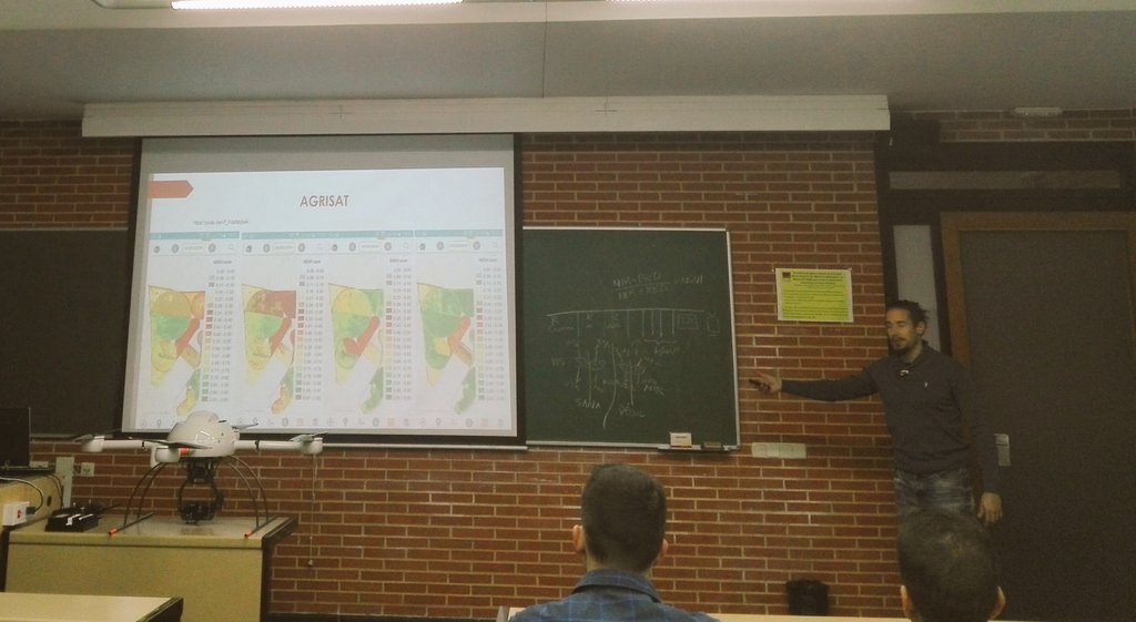 Ballesteros_Dew's tweet photo. Hoy los alumnos de 3 GIAA @EtsiamAb @daetsiam @uclm_es nos han explicado el uso de nuevas tecnologías en la agricultura de precisión en cereales https://t.co/nsZXKreELy