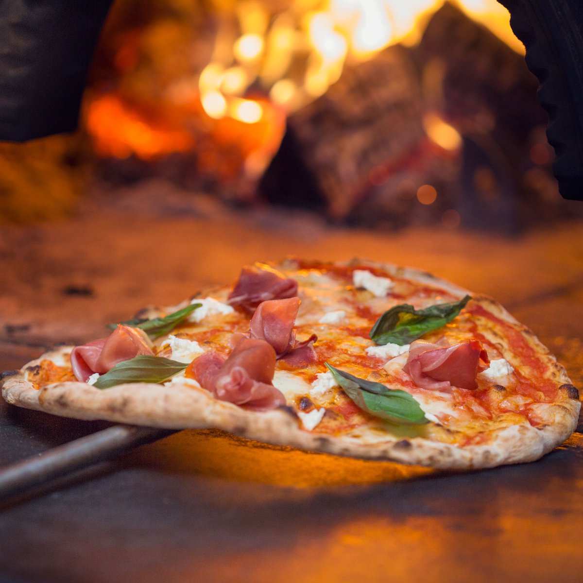 Freshly baked Pizza, straight from the oven and onto your plate...mmm 😋🍕 #Artisan