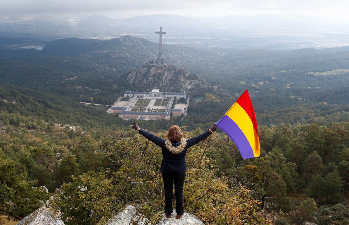 eldiarioes's tweet photo. 📸 FOTO | Una mujer ondea la bandera republicana ante el Valle de los Caídos en el día de la exhumación de Franco https://t.co/ThVToT9rka https://t.co/YtS8s8BcxB