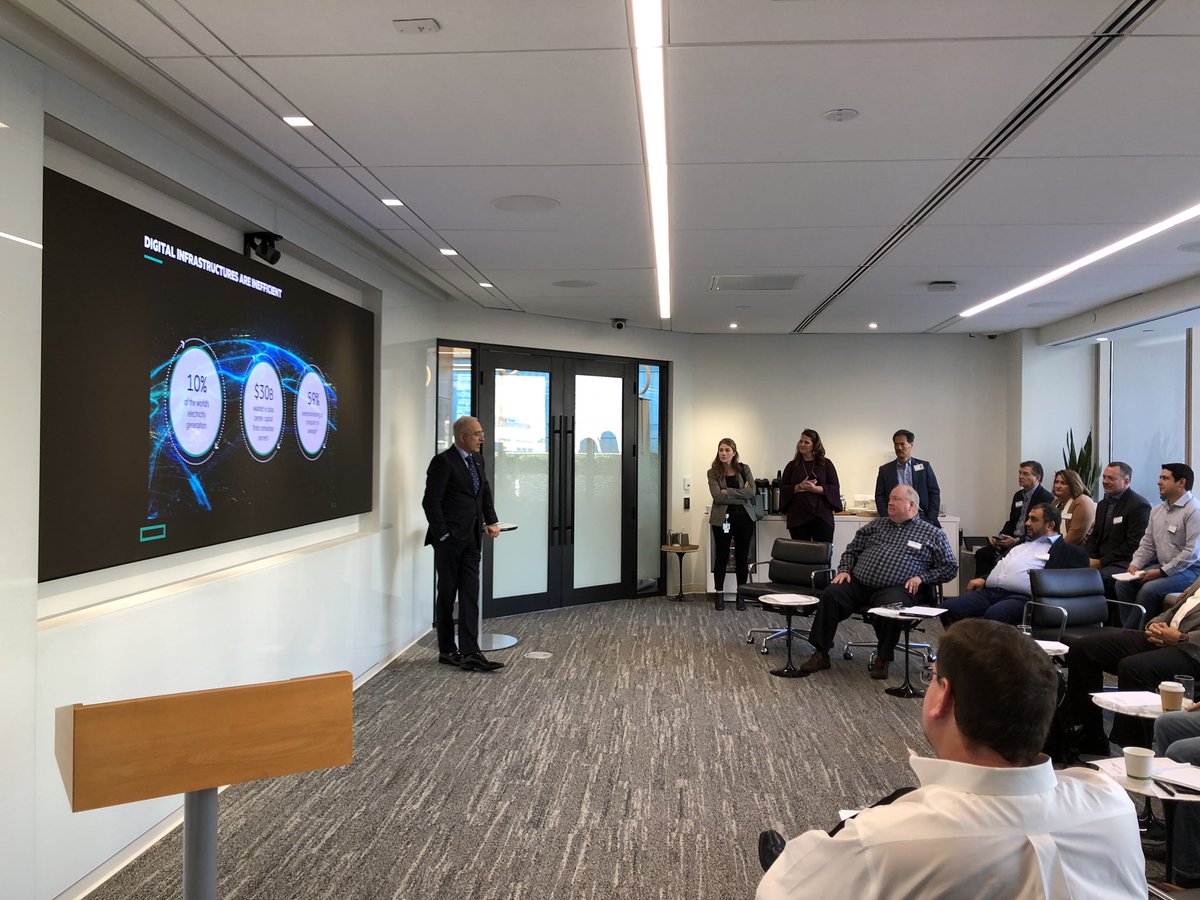 Sharing #ITEfficiency best practices with a group of healthcare customers when @AntonioNeri_HPE stopped in to greet the customers. Proud of his focus on purpose with both our customers and our employees @HPE.