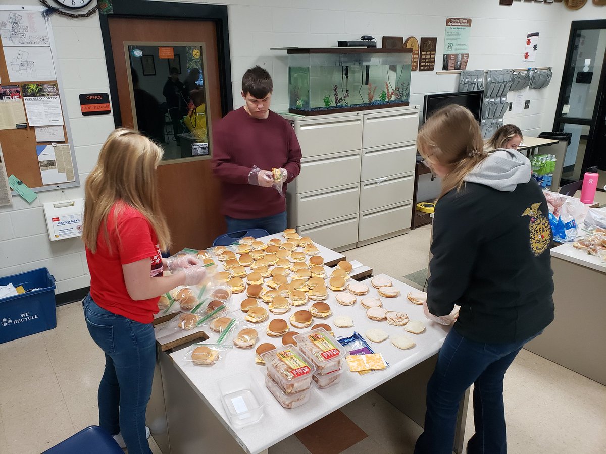 tlsteinh's tweet photo. Watch for FFA members out and about delivering lunch to farmers in the field. Thank you Washington County Corn Growers and Iowa Corn Growers for sponsoring this event! #washpride @washffa @iowa_corn @washcoiacorn https://t.co/AkdzwBIjC7