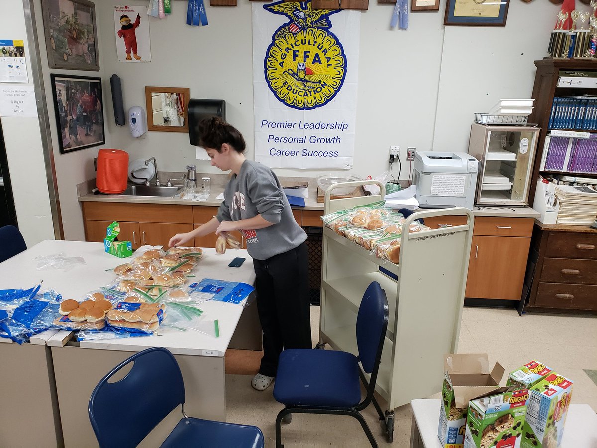 tlsteinh's tweet photo. Watch for FFA members out and about delivering lunch to farmers in the field. Thank you Washington County Corn Growers and Iowa Corn Growers for sponsoring this event! #washpride @washffa @iowa_corn @washcoiacorn https://t.co/AkdzwBIjC7