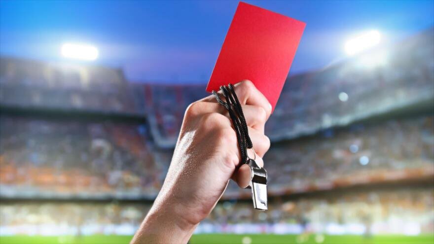 Tarjeta Roja a todos aquellos que cuestionan a nuestros entrenadores sus decisiones técnicas , que insultan a árbitros, que se meten con  jugadores nuestros o adversarios, al fútbol se viene a ver cómo se divierten los jugadores y ha disfrutar del deporte.