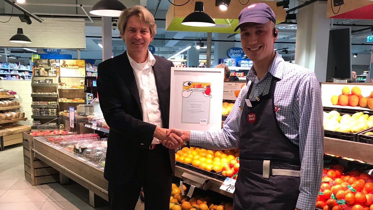 cblnieuws's tweet photo. Tijmen van Essen van @BoonsMarkt in Beesd ontving vandaag van Jules van Well het eerste certificaat van de nieuwe AGF-training van het CBL. Als 1e medewerker AGF weet Tijmen als geen ander dat deze afdeling het visitekaartje is van de winkel. https://t.co/PcfJeUvfgP https://t.co/ouXDFhLchm