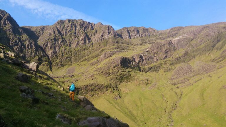 WildGalway's tweet photo. #HikeThursdays #Mweelrea “strenuous climb to the highest mountain in #Connacht with views of #Killaryfjord on a clear day, the summit is often covered in cloud &amp; cliffs can be dangerous" 
ℹ️ Paul Phelan
🗺️ 📷 Russ Mills @mnttrailsie 
#HikeMayo #HikeIreland #CalloftheWildGalway https://t.co/OoMwVjxtjp