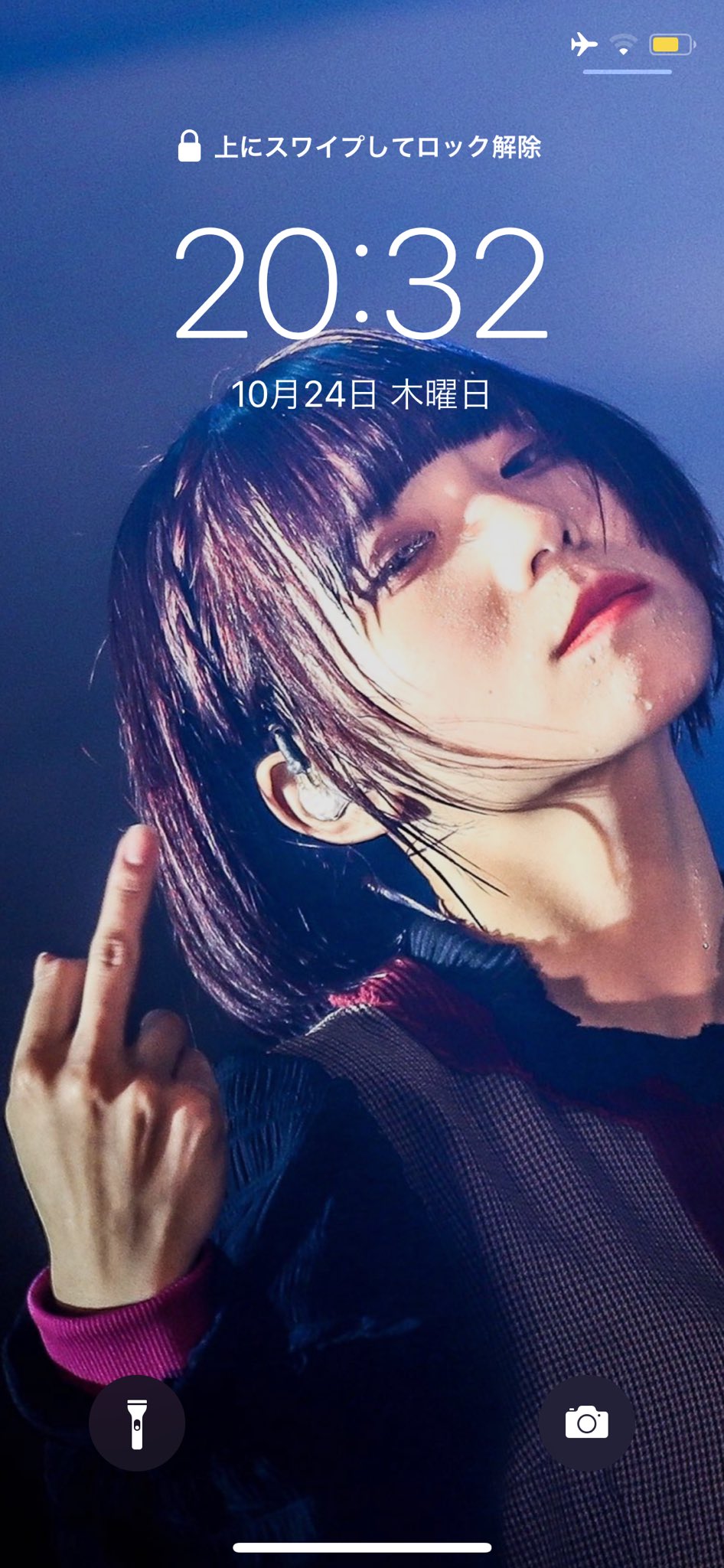 ざわっち 年中マスクマン 壁紙変えたら強かった ロック画面みたら勉強しろカスって言いそうな感じと手と首 パネェ ホーム画面のウルウ ルの引力 画面に吸い込まれそう えぐ 推しがお強い Bish アユニ D Caryyloose ウルウ ル