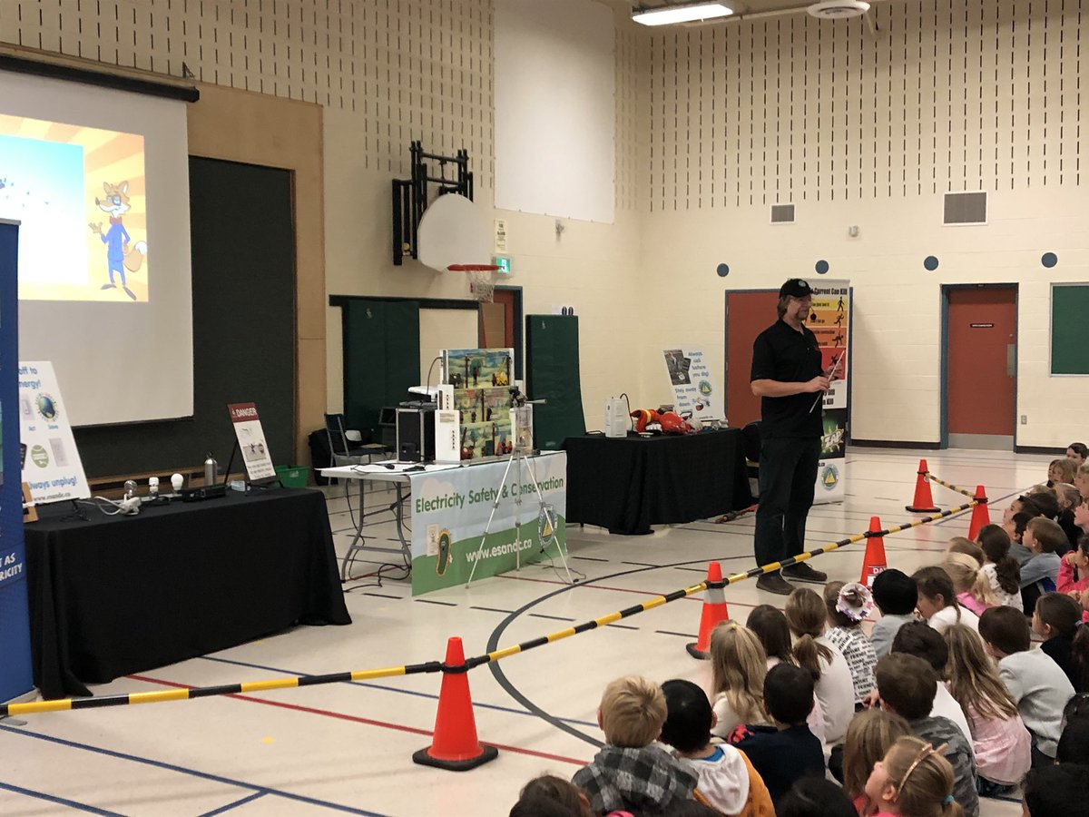 MsArcuriOCSB's tweet photo. Thank you @hydroottawa for teaching us about safety! @StStephenOCSB #ocsb https://t.co/5SO9yZIBcS