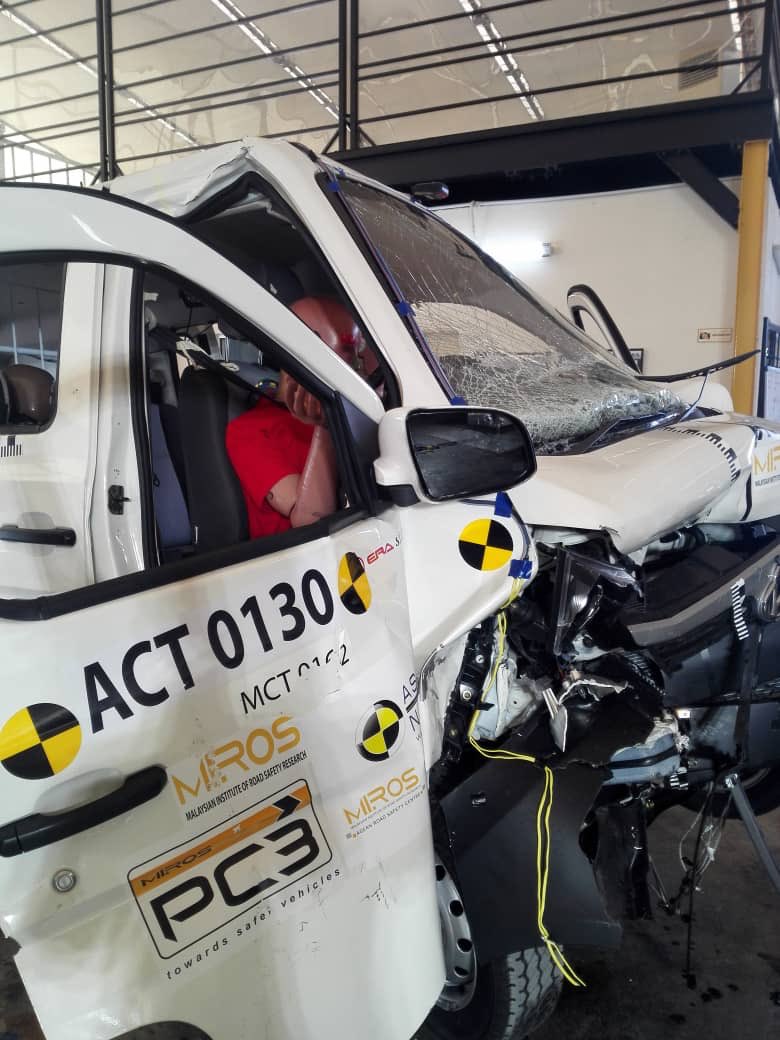 aseancap's tweet photo. Celebrating the conclusion of Day 4 #VSW2019 by @mirosroadsafety PC3 crew &amp; @Official_KMUTNB after the crash test of Chana Era Star II. Excellent 4 days straight of crash tests. Job well done guys! https://t.co/PsV7oO8XjE