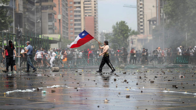 LT8am830's tweet photo. #R830 "Es el 2º día de huelga masiva. La única respuesta de Piñera es la represión, las medidas que anunció las pagamos con nuestros impuestos. El Ministro del Interior es responsable de los asesinatos. Pedimos un cambio de modelo" Camilo Sánchez, Juventudes Comunistas de Chile. https://t.co/xAebOMHf8Z
