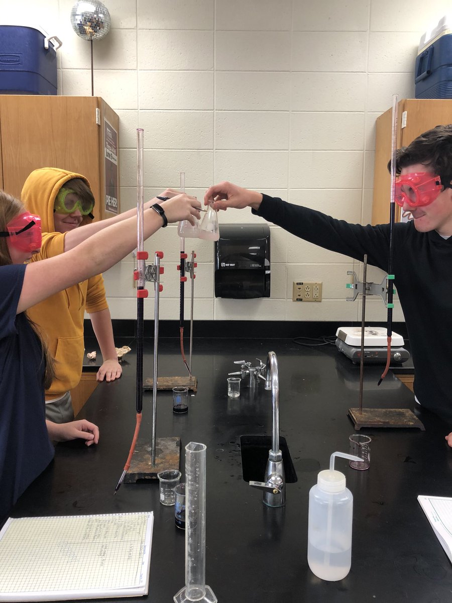 Cheers to a perfect #apchem pink lemonade #titration and for accidental pink lemonade #twinning. <a href="/ohsjohnson/">Nathan Johnson 🏳️‍🌈👨‍🏫🧪🔭🥏</a> #OregonAchieves