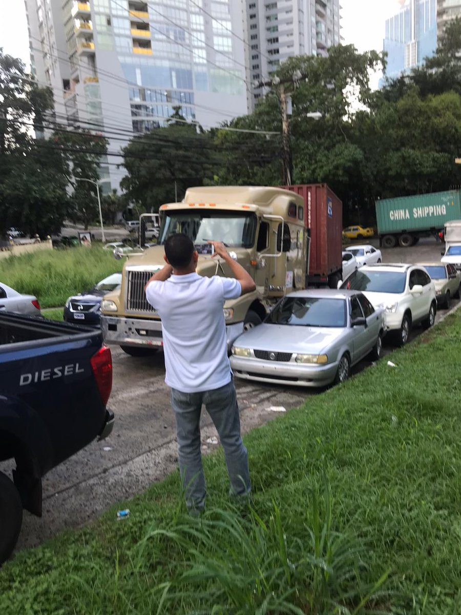 Sigue el desorden y #CaosUrbanoPTY en la Calle HeliodoroP en Paitilla a causa de las obras #SeaPoint #OceanFront camion que no tiene espacio para circular choca con autos y tranca la calle, cuando apareceran las autoridades? <a href="/joseluisfabrega/">José Luis Fábrega</a> @DOYCMUPA <a href="/C_PerezHerrera/">Carlos Pérez Herrera</a> <a href="/ATTTPanama/">Autoridad del Tránsito</a>