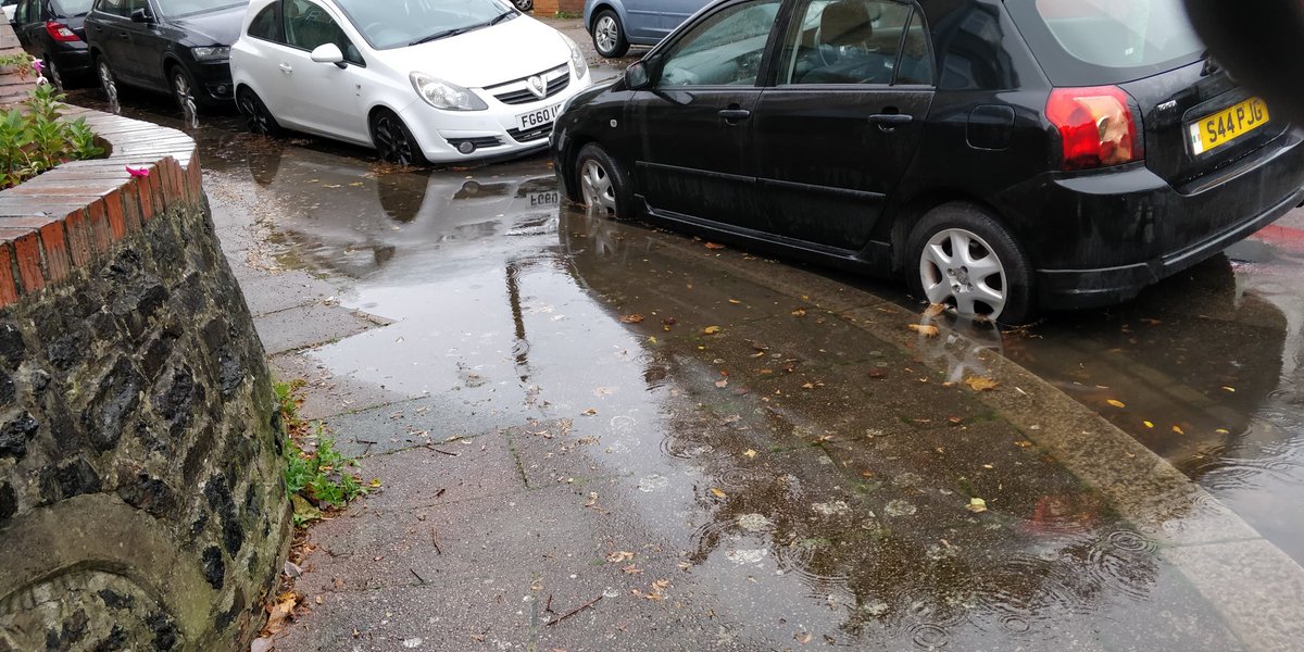 ed_ahmet's tweet photo. Well done to @EnfieldCouncil @Enfield_Indy for still continuing to refuse cleaning and maintaining storm drains. Despite previous tweets, calls and submitting forms to raise this issue and concerns, today you are now risking people's cars https://t.co/zc5F6MBNyA