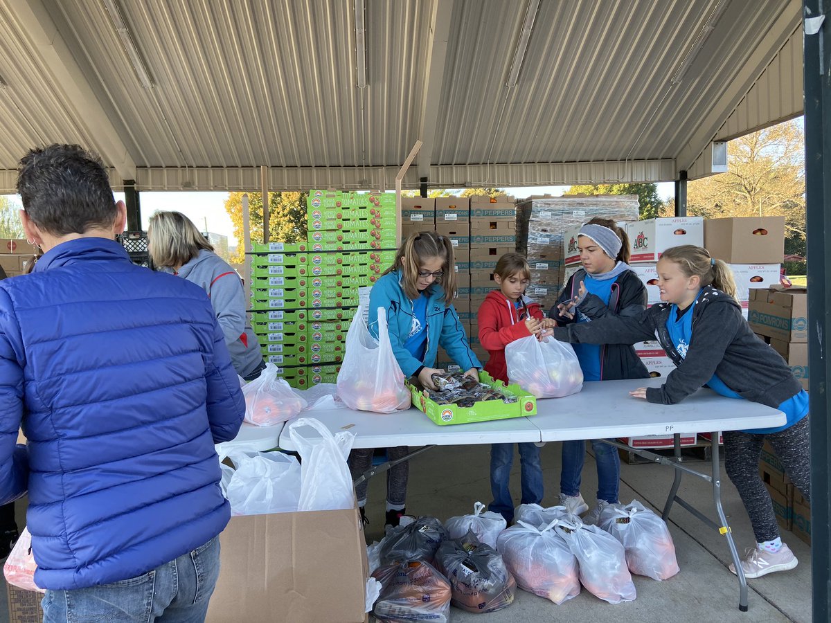 CavernaSTLP's tweet photo. Partnering with other volunteers to help out with Feeding America today.  We love how our students are always willing to jump in and help in the community! https://t.co/EH5ID6Q3NH