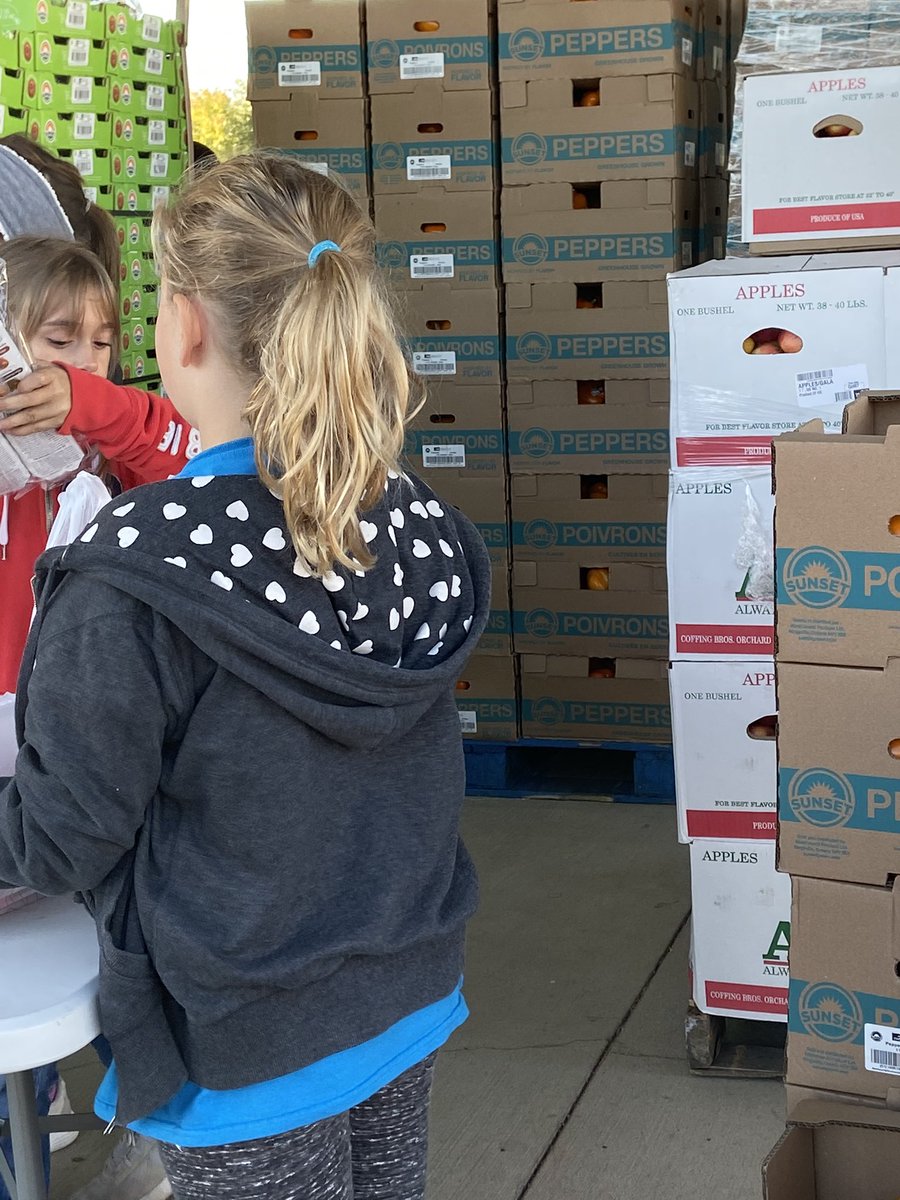 CavernaSTLP's tweet photo. Partnering with other volunteers to help out with Feeding America today.  We love how our students are always willing to jump in and help in the community! https://t.co/EH5ID6Q3NH
