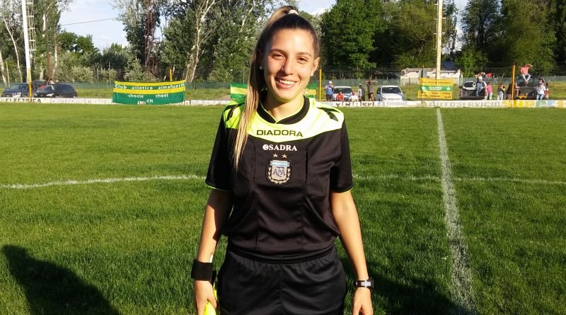 NicoFernandezBB's tweet photo. Después del debut de Giuliano #Pambianco en @SansinenaSyD, se viene otro hecho histórico en la @Ligadelsurbb: por primera vez la cuaterna arbitral será 100% femenina. La jueza principal será Antonella #Tacchetti. A las 20 se confirma el partido y el resto de las chicas 👏👏👏 https://t.co/UFxmQOXmFV