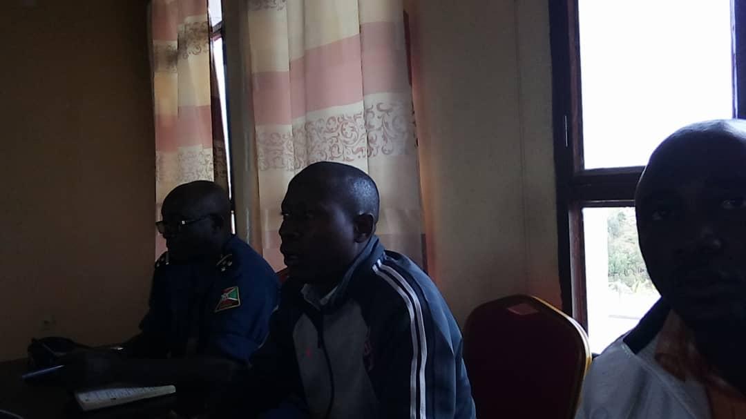 CommuneBukeye's tweet photo. #Burundi
Kuri uno wa Kane, Komite y'Umutekano ihurikiyemwo bose ku rwego rwa @CommuneBukeye
bakoresheje inama abatwara #moto, n' #Imiduga mu ntumbero yo kubahiriza  code de la route no gutsimbataza umutekano muri rusangi.
@BurundiSecurity, @MuramvyaProv https://t.co/6FqtfqySL4
